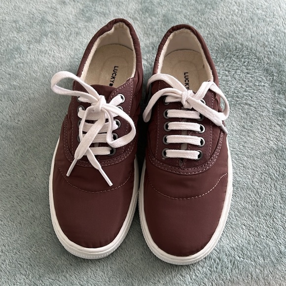 NWOB Lucky Brand women’s burgundy laced sneakers 6M - Picture 2 of 5